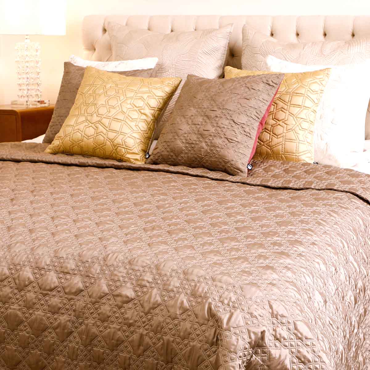 Jharokha Quilt With Cushion Covers Set