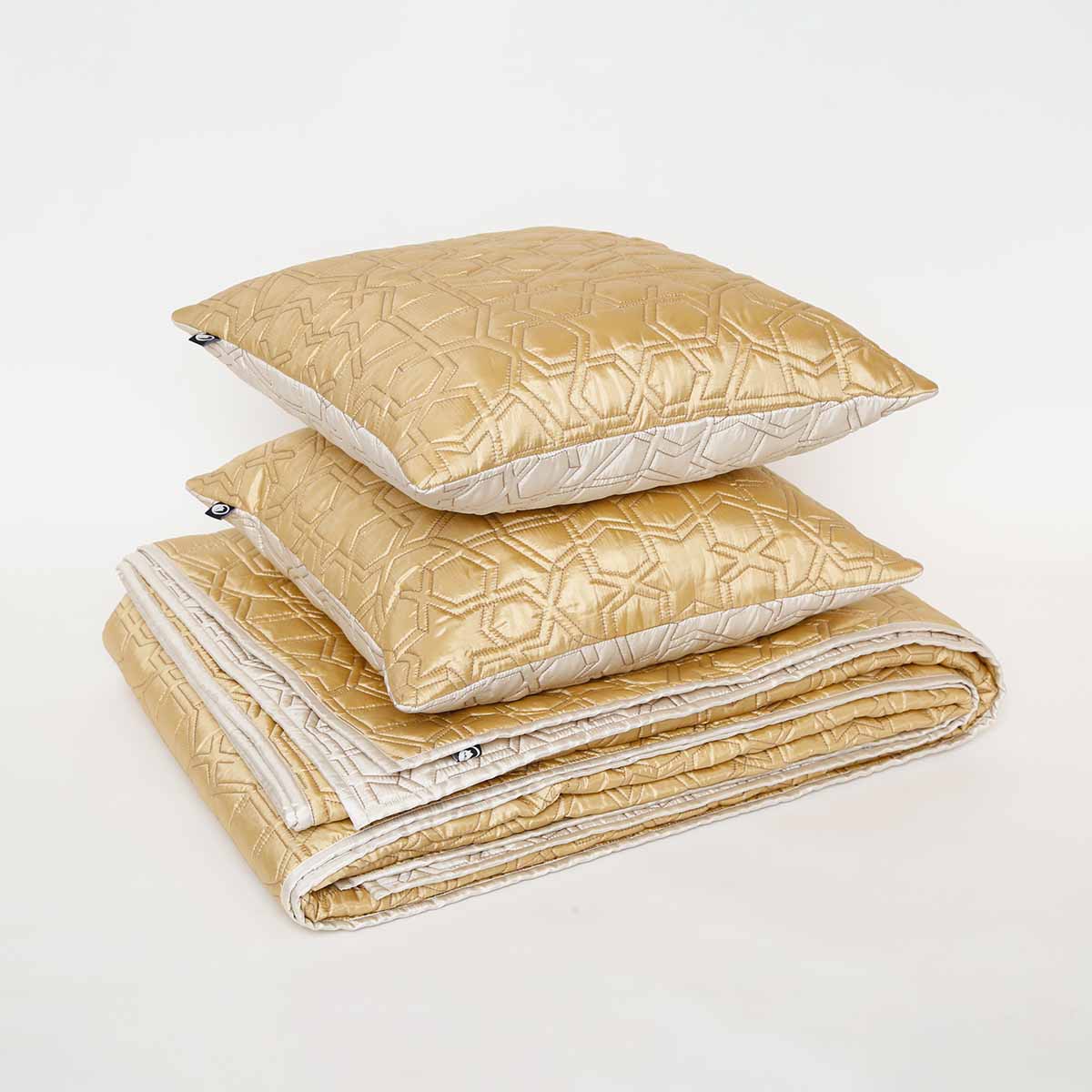 Tassel Quilt With Cushion Covers Set